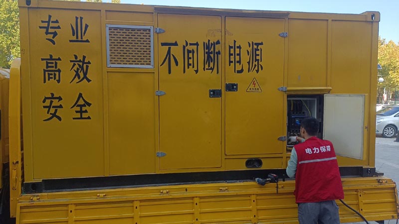 西固柴油发电机组和UPS电源配合使用时，如何避免切换过程中的电力中断？